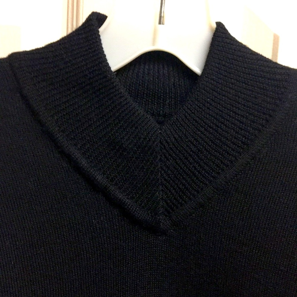 “NEIMAN MARCUS” V-NECK MERINO WOOL SWEATER - Picture 2 of 7